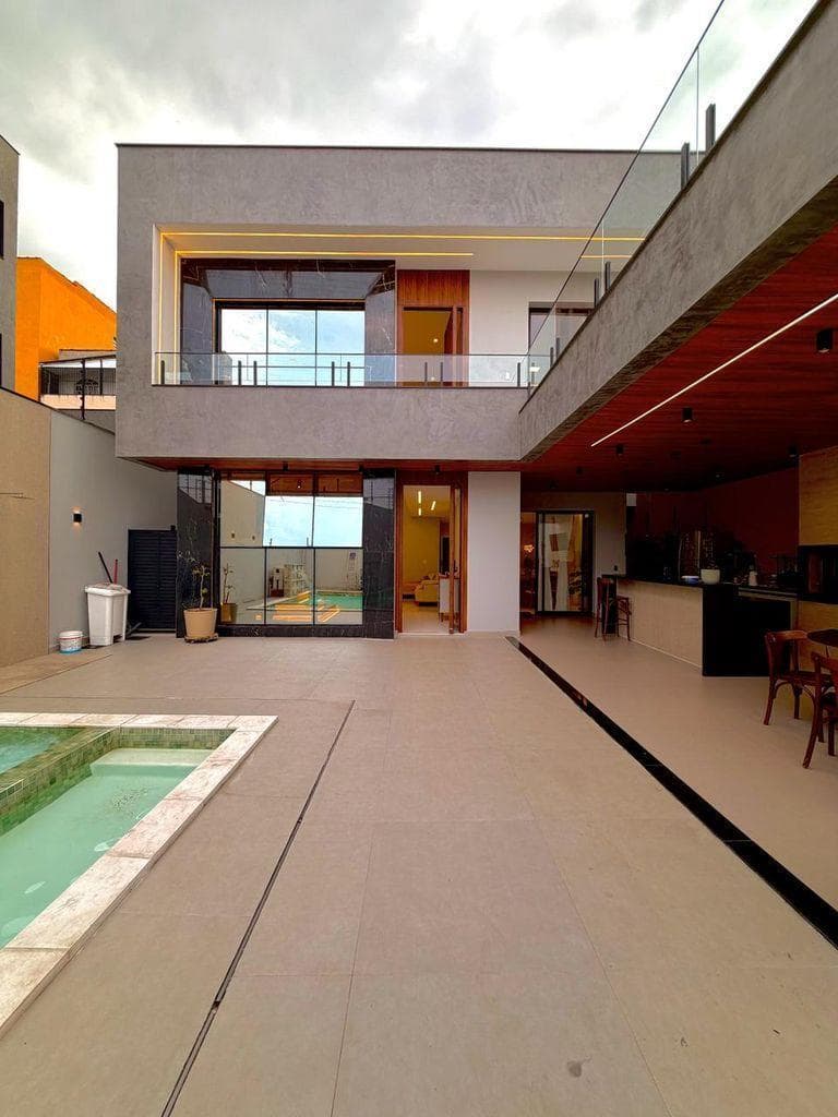 Casa duplex de alto padrão com 4 quartos e piscina aquecida 2