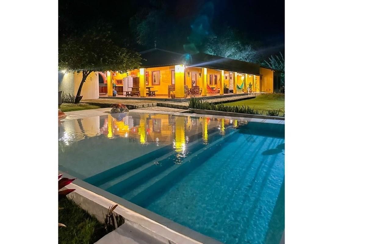 Casa contemporânea com 8 suítes, piscina e vista para o mar