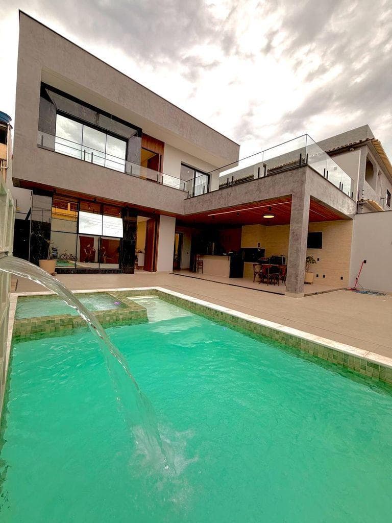 Casa duplex de alto padrão com 4 quartos e piscina aquecida