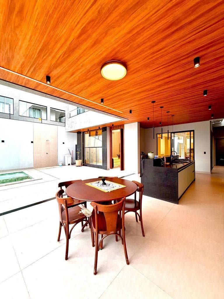 Casa duplex de alto padrão com 4 quartos e piscina aquecida 4